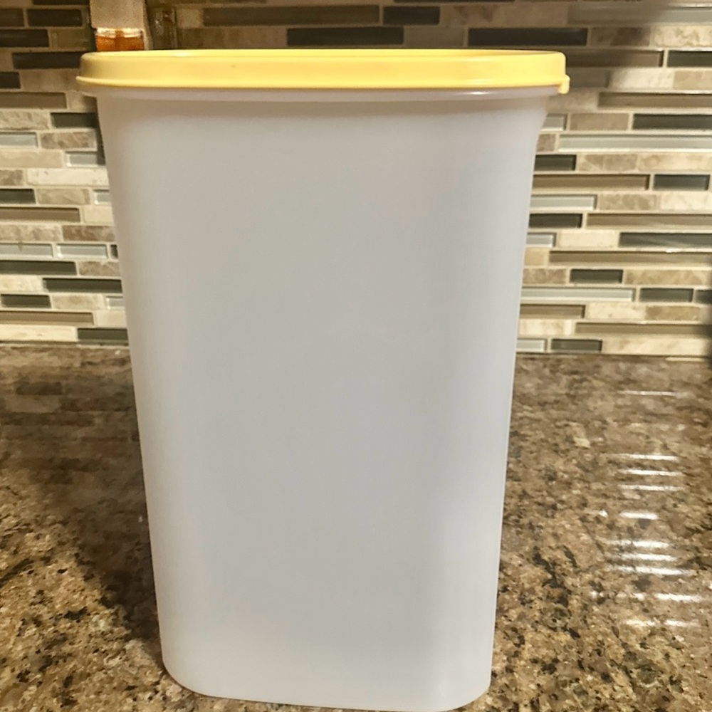 Tupperware Modular Mate Oval 5 ~ 2.9 Liters ~ 12 1/4 Cups with yellow Seal